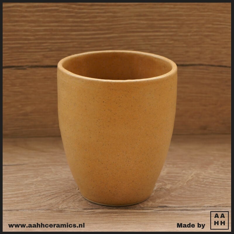 NB Beker met geel matglazuur met spikkeltjes.jpg