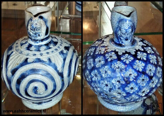 twee blauw witte, rondbuikige ruikjes met een duivelsgezichtje bovenaa de smalle hals