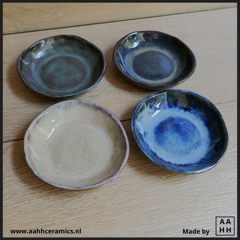 NB 4 minischoteltjes van grijze klei met effectglazuur in verschillende kleuren