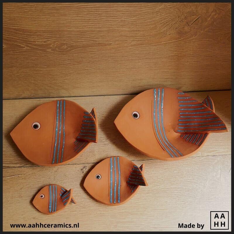 4 vis schalen in oplopende omvang van rood-oranje klei