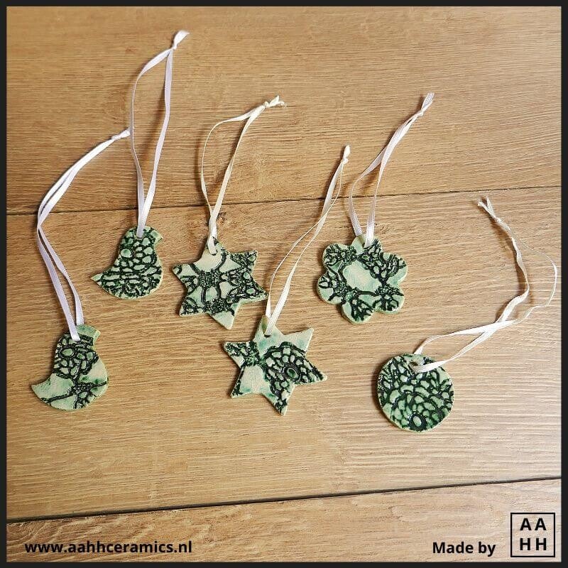 6 groene hangers of medaillons aan lint met patroon