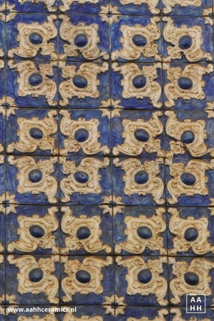 Azulejos - blauw met wit reliëf, Portugall