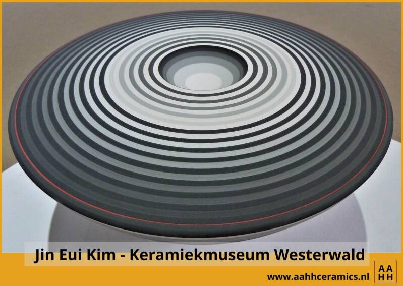 Bovenkant werkstuk wit-grijs-zwart cirkels met rood accent - Jin Eui Kim - Keramiekmuseum  Westerwald