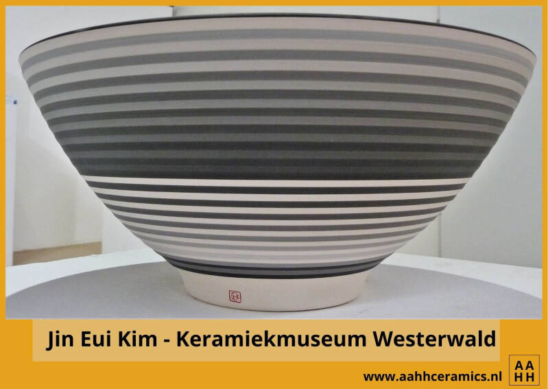 Buitenkant werkstuk wit-grijs-zwart cirkels met rood accent - Jin Eui Kim - Keramiekmuseum Westerwald