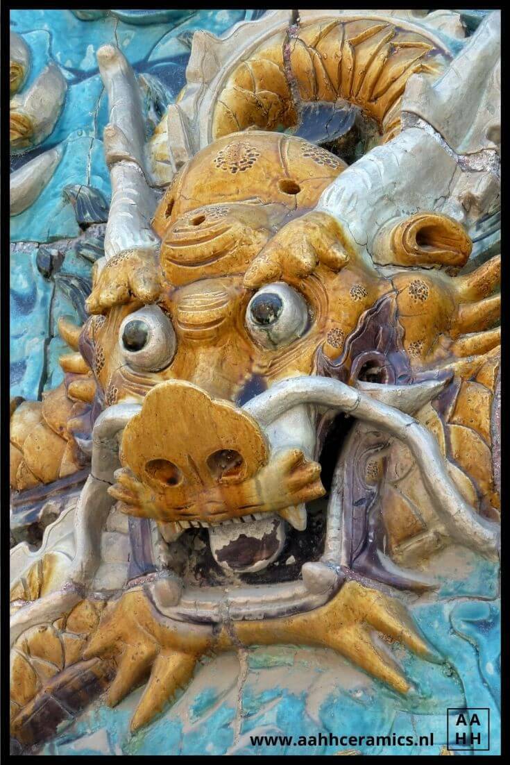 Close-up van de kop van de middelste gele draak op de drakenmuur in de Verboden Stad