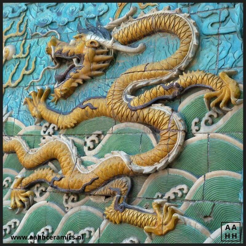 Een gele draak met 5 klauwen en 2 hoorns op de drakenmuur in de Verboden Stad