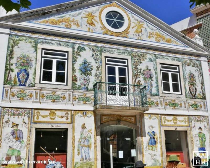 Met Azulejos betegelde gevel van Viuva Lumego, voormalige tegelfabriek in Lissabon, Portugal