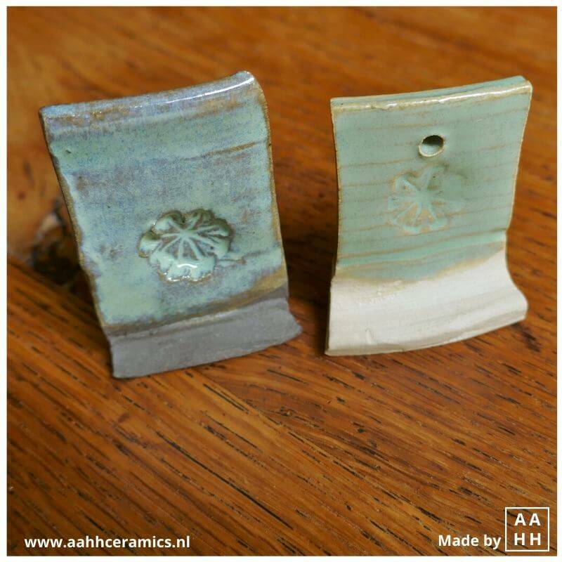 Glazuurtest - mint groen glazuur op proefplaatjes van witte en grijze klei