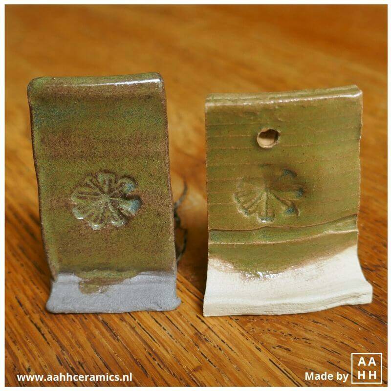 Glazuurtest - Sage groen glazuur op proefplaatjes van witte en grijze klei