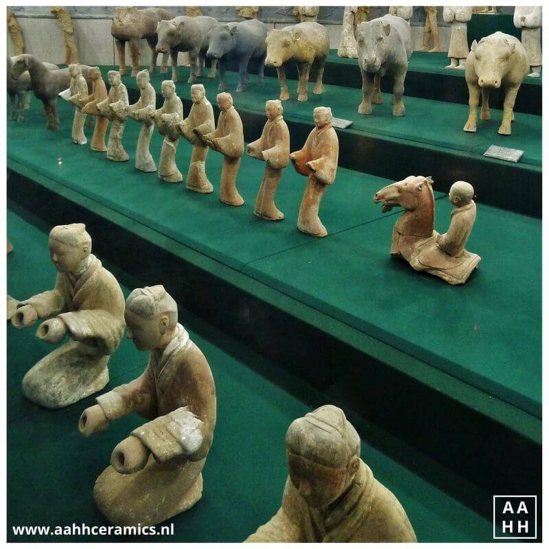 Knielende en staande personen met kleding - keramiek - Han Yang Ling mausoleum China