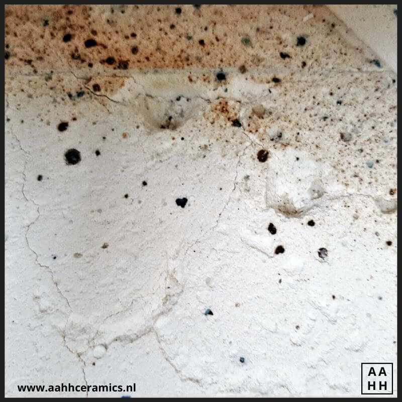 ingeslten kringen en putten in de ovenstenen. De bodem van de keramiekoven is aardig toegetakeld