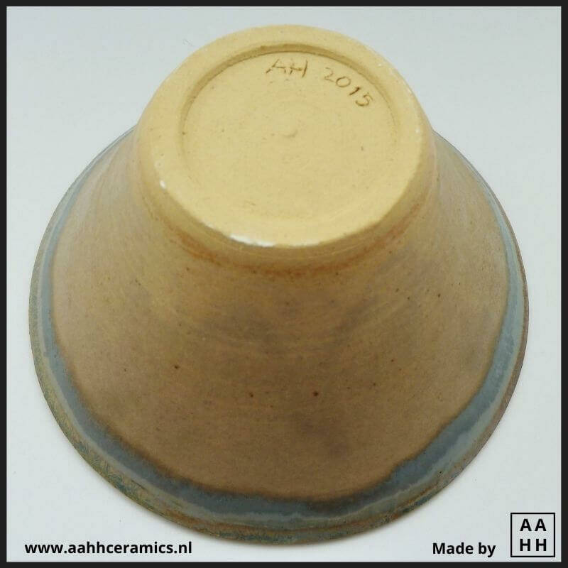 Onderkant schaaltje gemaakt van Franse Gres en gestookt op 1250 graden celsius