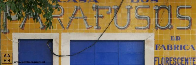 Azulejos panelen met winkelreclame voor schroeven in Portugal