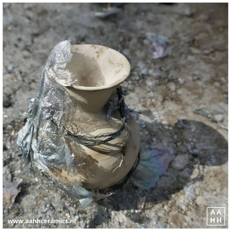 Net uit de oven, het vaasje met kopersulfaat en koperdraad laat weinig resultaat zien