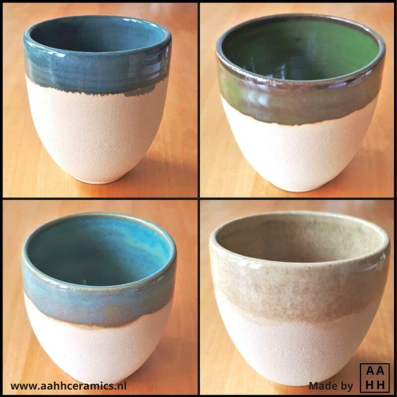 Set van 4 gedraaide bekertjes met voetje. Geglazuurd in verschillende kleuren, turquoise-blauw, groen, lichter blauw-groen, beige-geel.