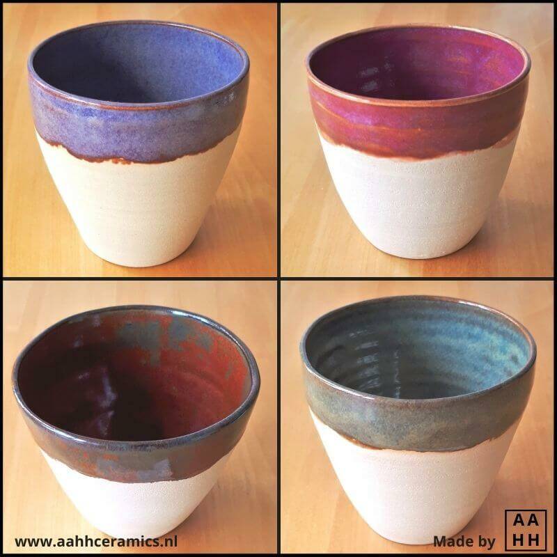 Set van 4 gedraaide bekertjes zonder voetje. De bekertjes zijn allemaal in een ander kleur geglazuurd, paars, fel-roze, rood grijs effect, grijs-blauw.