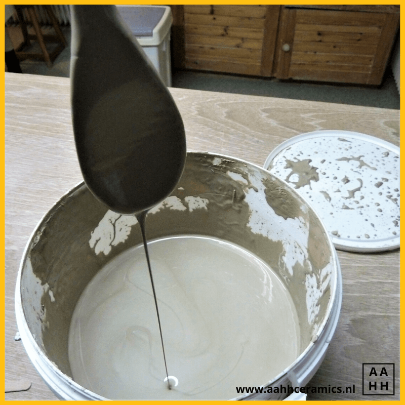 Gietklei goed roeren voor een juiste consistentie