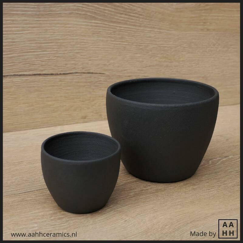 bloempotjes van zwarte klei