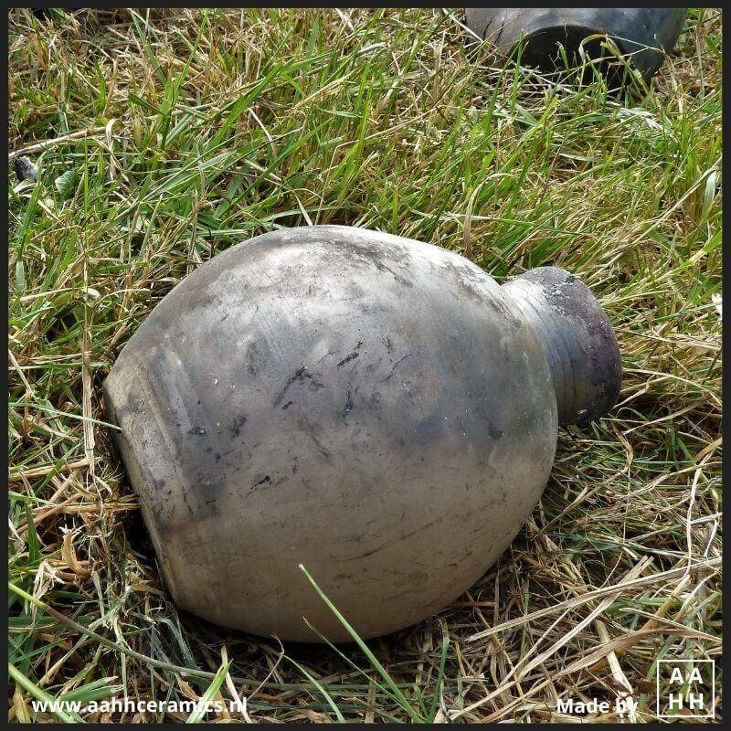 Bol vaasje met smalle hals - gepolijst - gestookt in open houtvuur