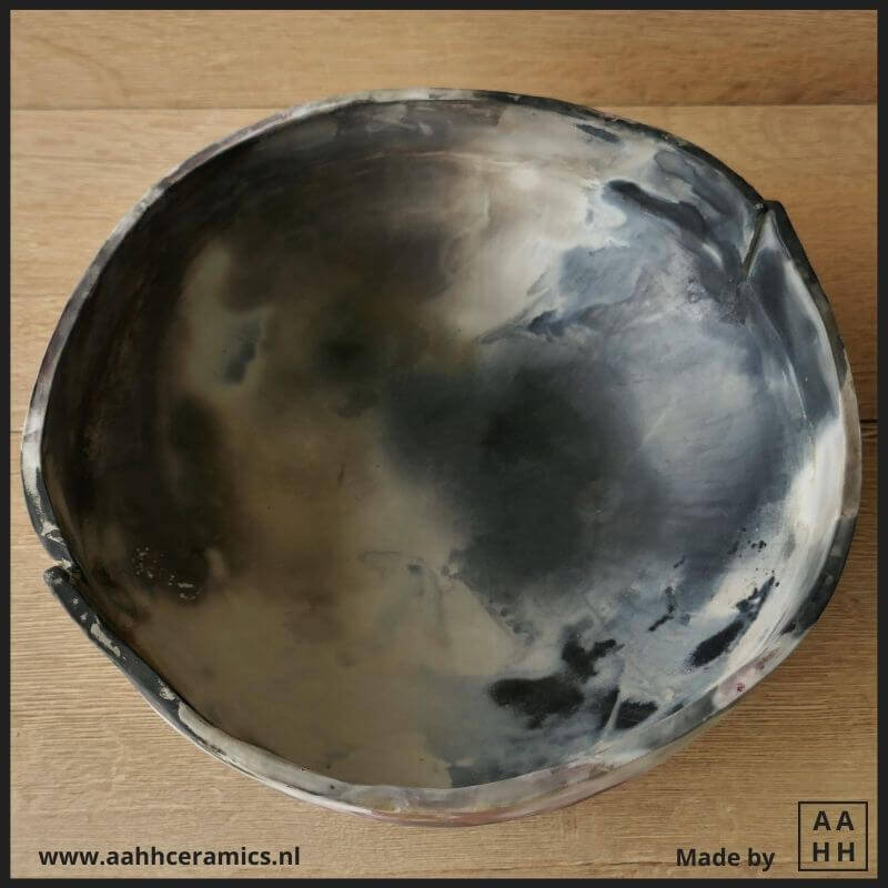 De binnenkant van mijn grote schaal laat verschillende kleuren ziet ipv alleen zwart - pitfire