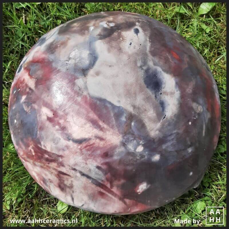 Een explosie van kleur op de onderkant van mijn grote schaal net na het nat schoonmaken - pitfire