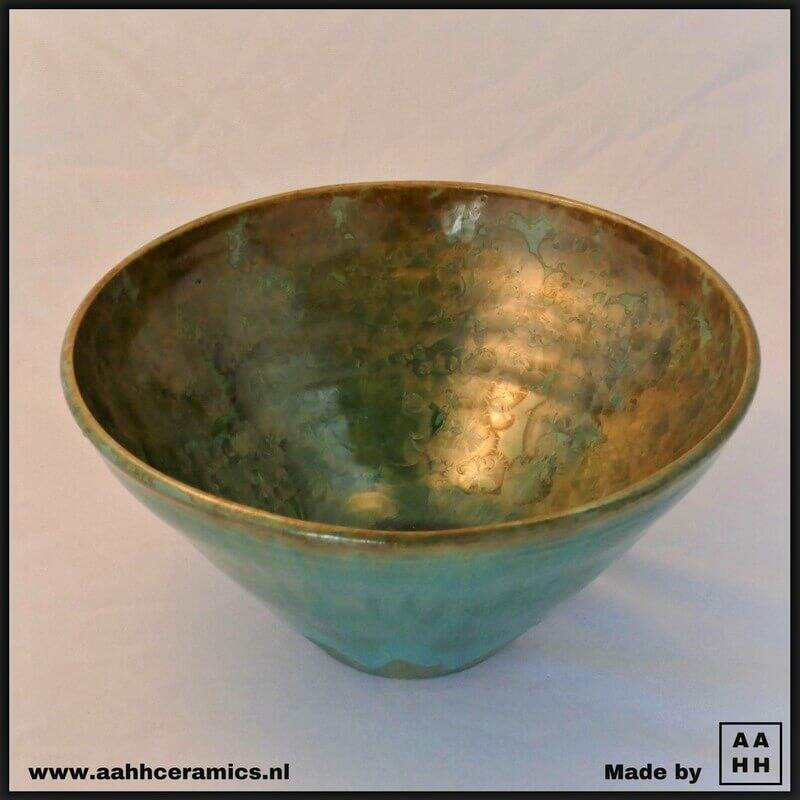 Bolle vaas met smalle hals met schuine glazuurvlakken