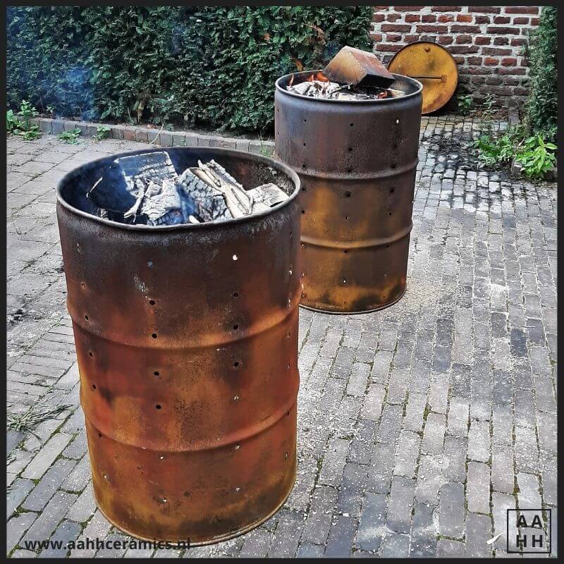 Het vuur brandt rustig in de tonnen - pitfire