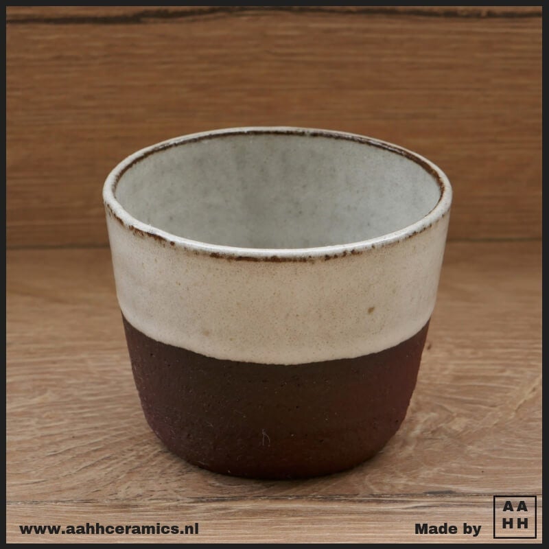 Klein bekertje van donkerrode klei met wit glazuur.jpg