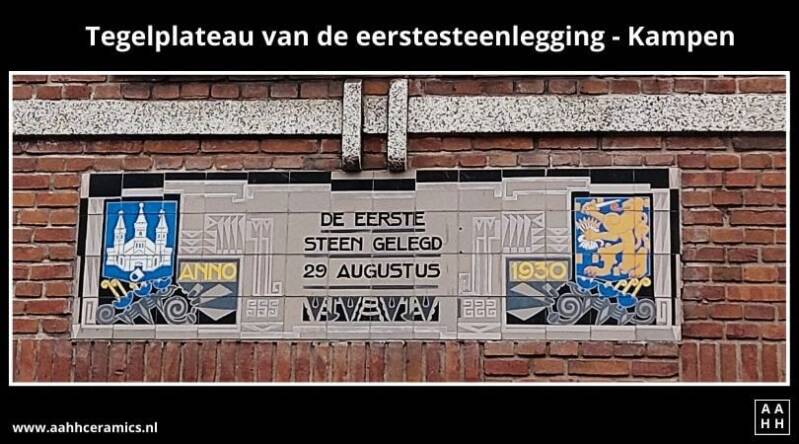 Tegeltableau van de eerstesteenlegging in 1930 van een gebouw in Kampen.