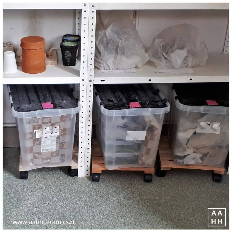 Kleiboxen op plateau's met wieltjes onderin stellingkast