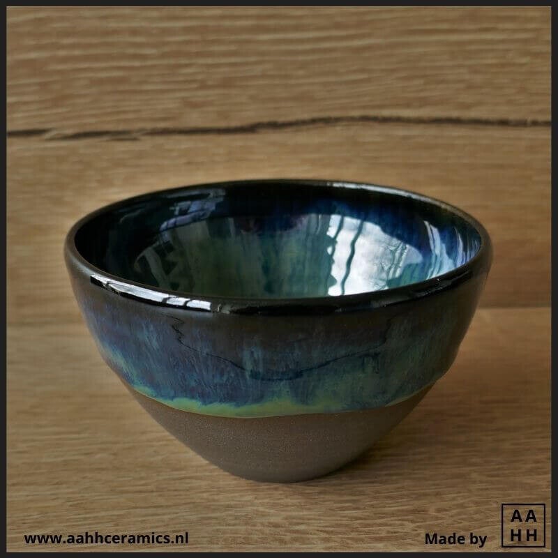 klein kommetje van grijze klei met blauwe effectglazuur