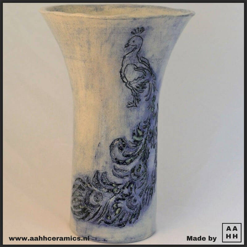 Hoge vaas met grote blauwe pauw