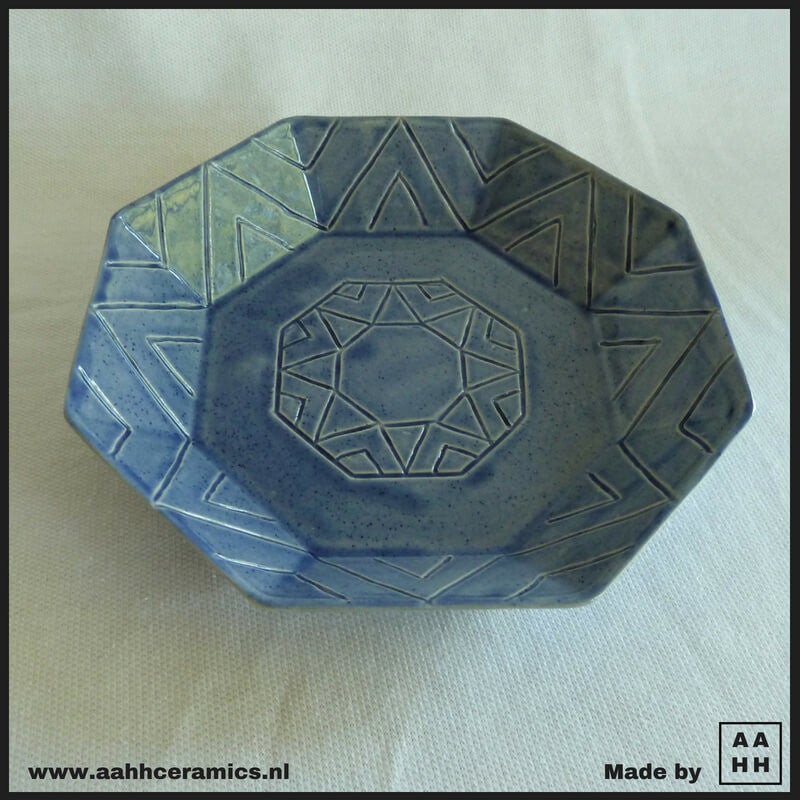 achthoekige schaal blauw met ingekerfd patroon