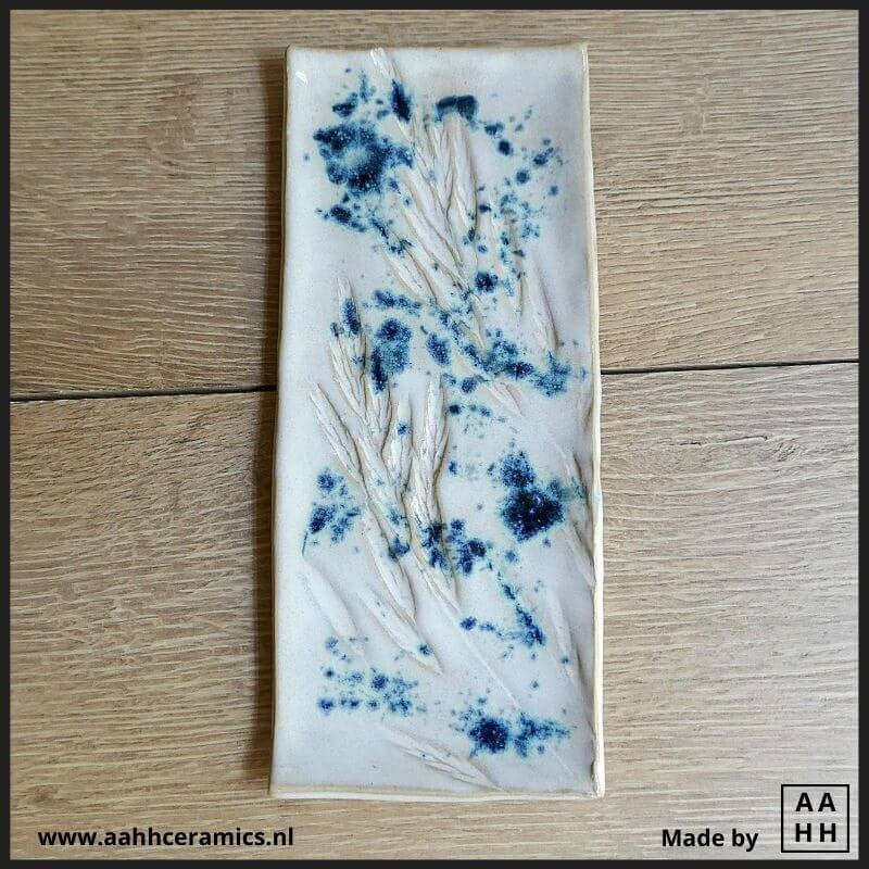 NB rechthoekig schoteltje met grasaren in wit met blauw