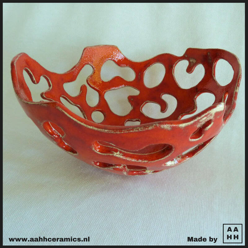 Rode schaal met organisch gevormde gaten