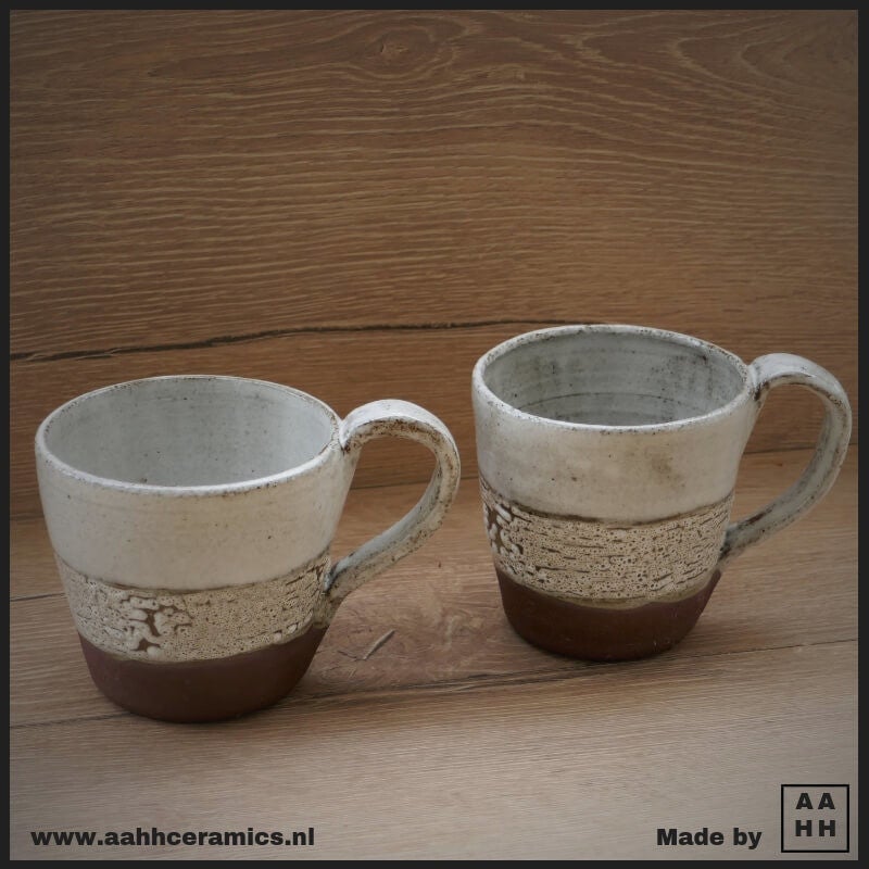 2 donkerrode bekers met oor met wit glazuur en rand wit effectglazuur.jpg