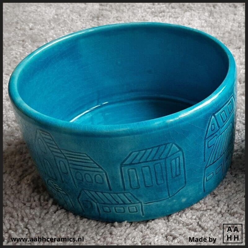 schaal met rechte wand met huisjespatroon in turquoise craquele glazuur