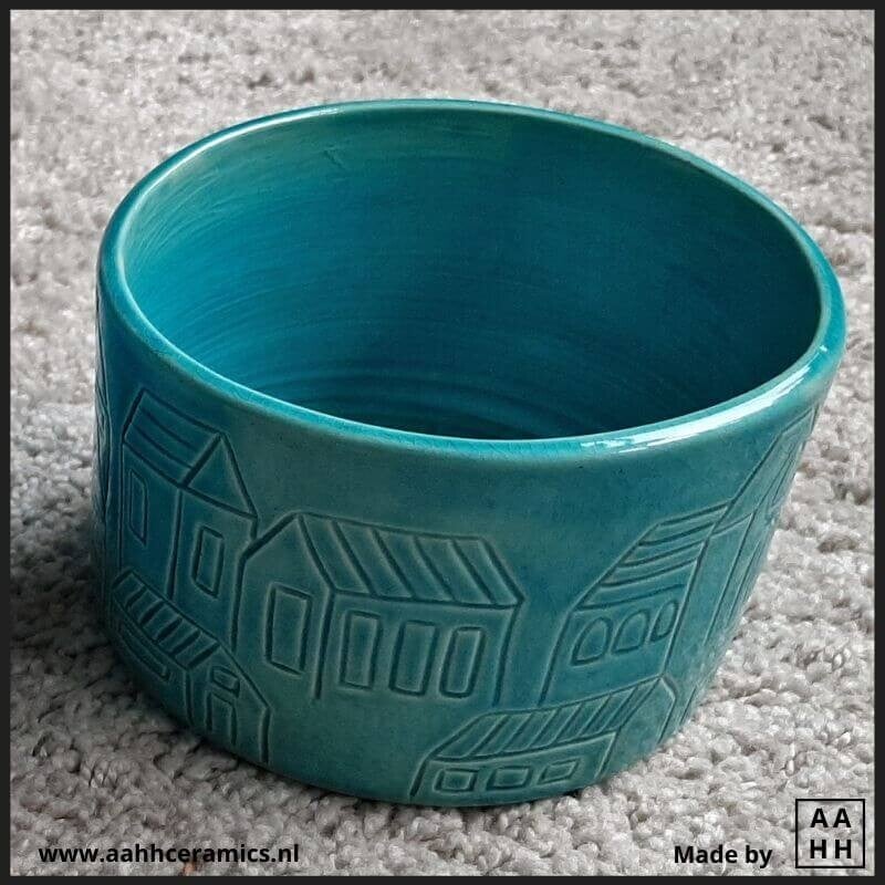 schaaltje met rechte wand met huisjespatroon in turquoise craquele glazuur
