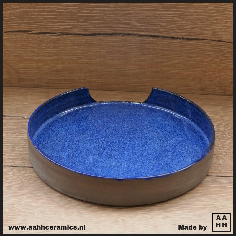 Bord met opstaande rand met uitsparing blauw geglazuurd op grijze klei
