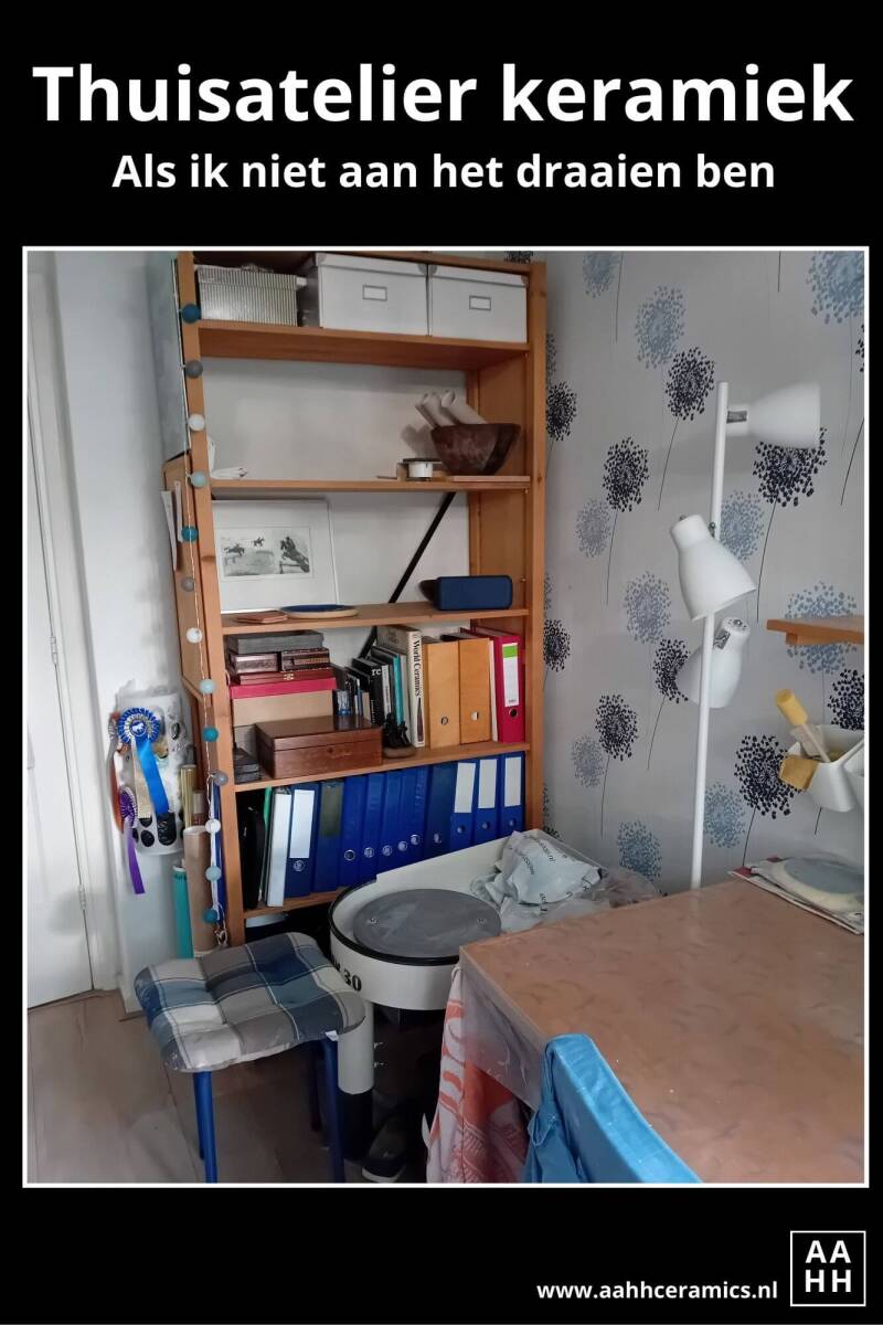 Keramiek atelier thuis - de hoek van de draaischijf zonder douchegordijn als ik niet aan het draaien ben