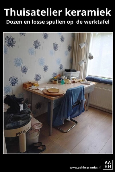 Keramiek atelier thuis - dozen en lossen spullen op de de werktafel
