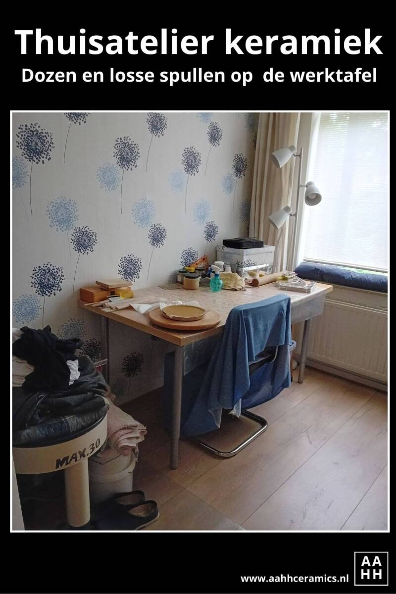 Keramiek atelier thuis - dozen en lossen spullen op de de werktafel