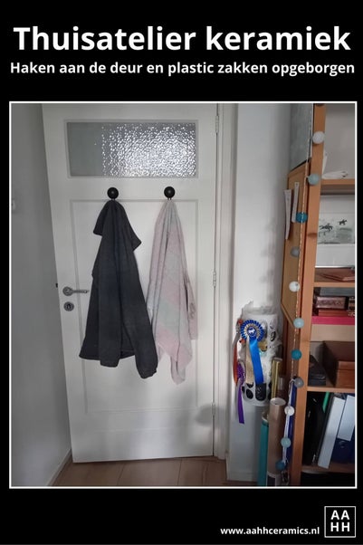 Keramiek atelier thuis - Haken aan de deur en plastic zakken opgeborgen