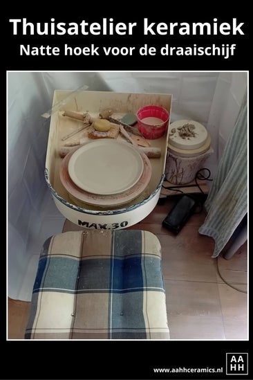 Keramiek atelier thuis - natte hoek voor de draaischijf - foto van bovenaf
