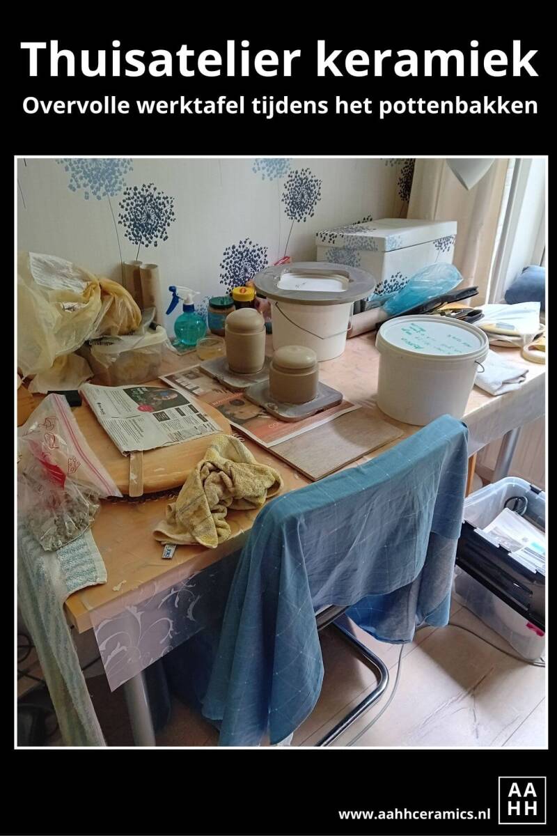 Keramiek atelier thuis - overvolle werktafel tijdens het pottenbakken
