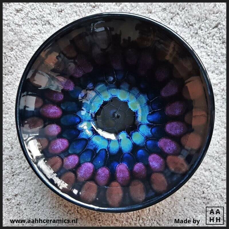  Glanzende zwarte schaal met kleurige stippen