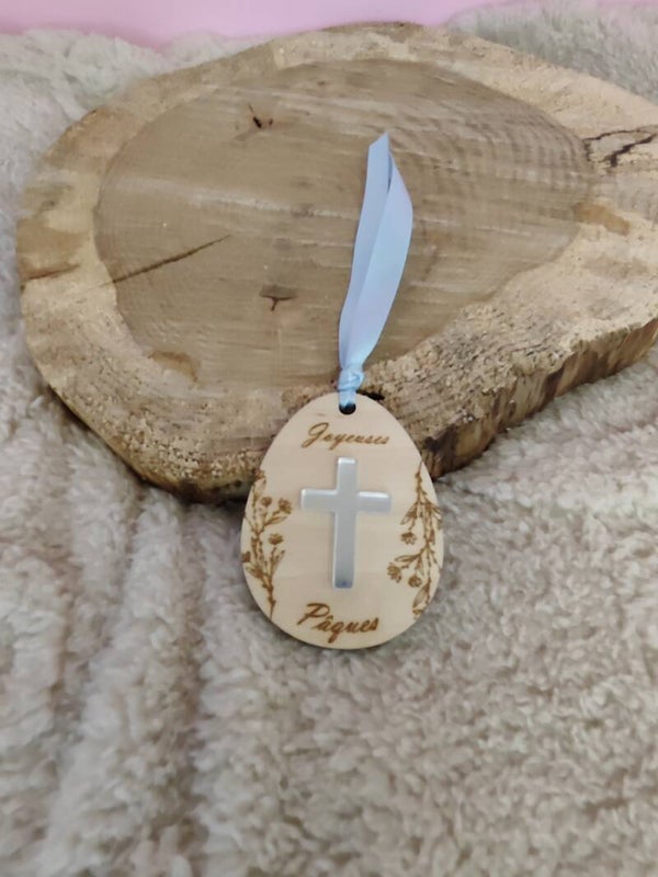 Suspension Œuf ornée d'une croix