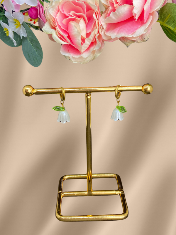 Blüten Ohrringe weiß vergoldet