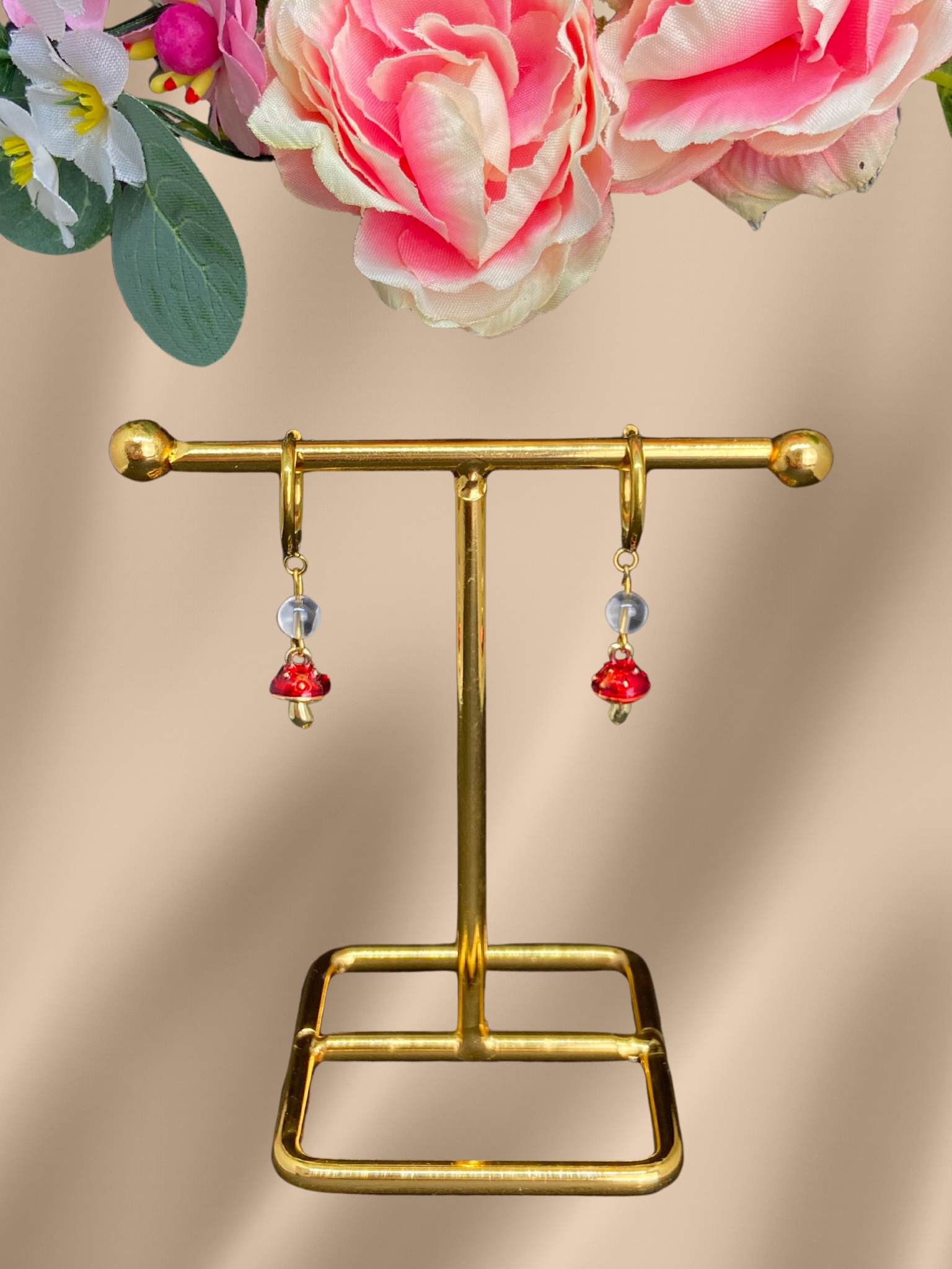 Rote Pilz Ohrringe mit Bergkristall vergoldet