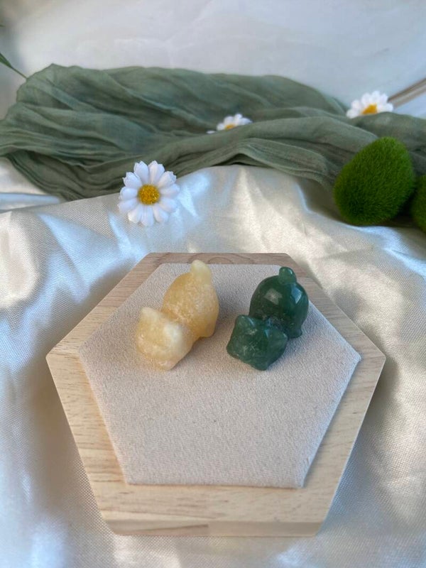 Katzen Carving aus Aventurin/Orangencalcit